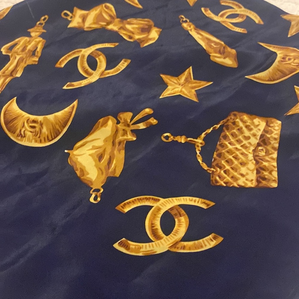 ❤️SOLD❤️ Authentic Chanel Scarf 💯 silk - Picture 5 of 6